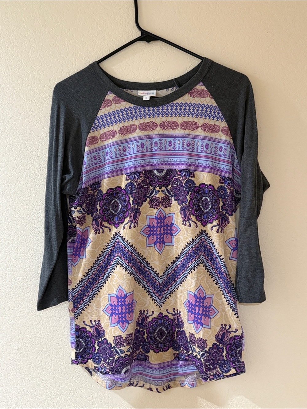 LuLaRoe Purple, Cream & Gray Raglan Floral Chevron Top